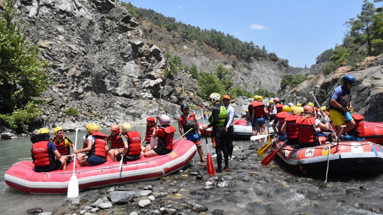 Rafting parkuru süresince turistler yüzme molası da veriyor.