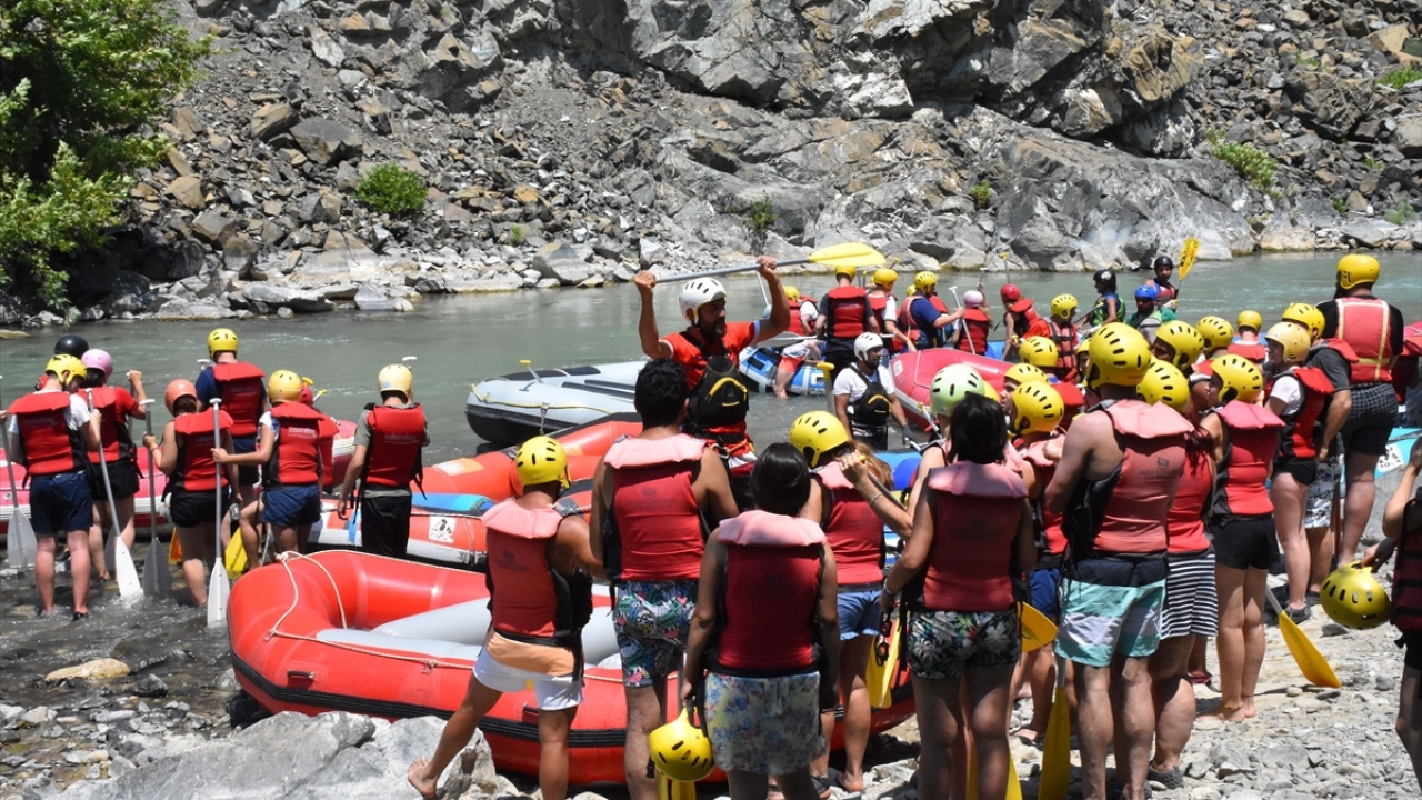 Dalaman Rafting Merkezi Rehberi Fethi Keskin, yaptığı açıklamada, 14 yaşından 70 yaşına kadar sağlığı elverişli herkesin rafting yapabileceğini söyledi.