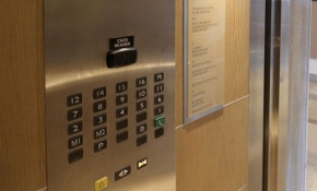 12 yaşında küçük çocukların asansöre yalnız binmesi tehlikeli