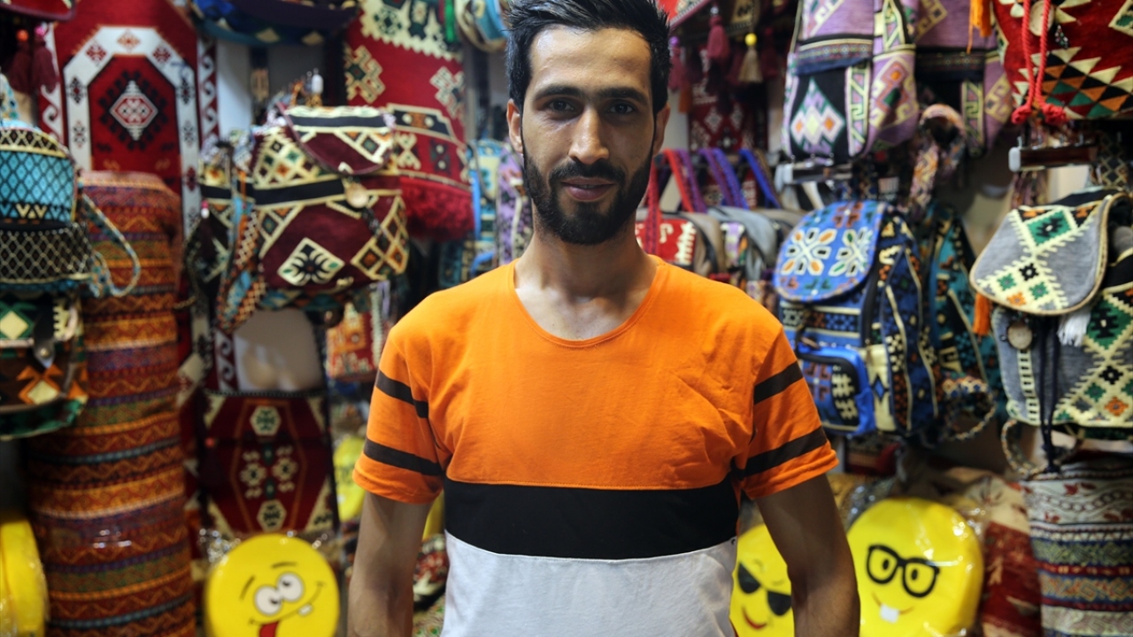 Sur ilçesindeki Yanık Çarşı`da esnaf Ali Osman Fidan, yaptığı açıklamada, 21 yıldır duvar halısı sattığını söyledi. 