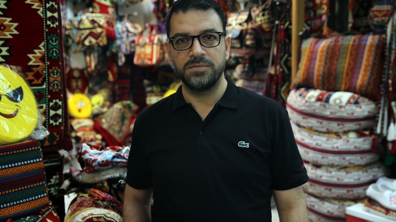 Mehmet Emin Aydın ise çocukluk yıllarında herkesin evinde bir duvar halısı olduğunu hatırladığını belirtti.