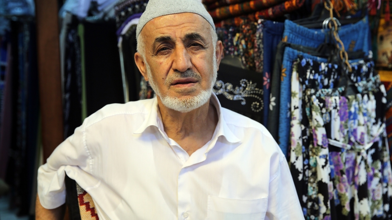 Hasan Çelik de (72), duvar halılarının ilgi gördüğünü belirterek, "Bir dönem unutuldu ancak şu an tekrar ilgi görmeye başladı." ifadesini kullandı.