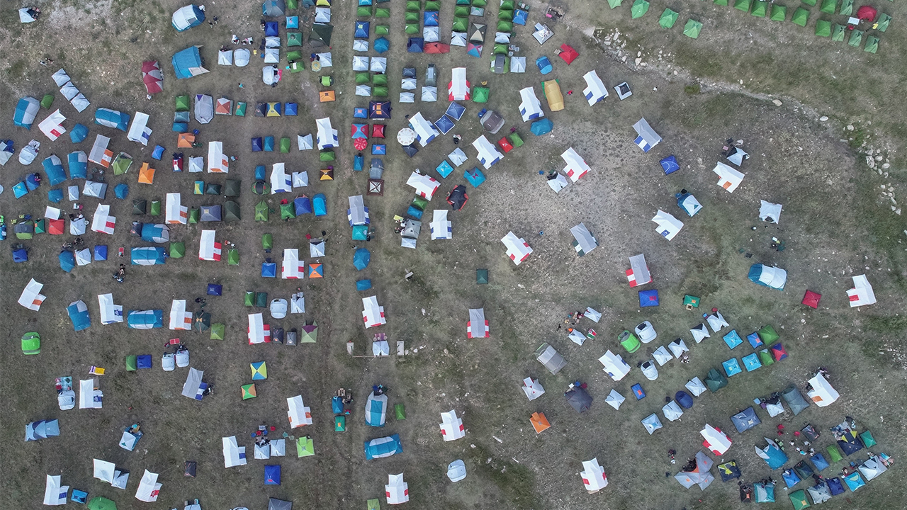 Katılımcılar, etkinlik kapsamında kurulan çadırlardaki yerlerini almaya başladı.