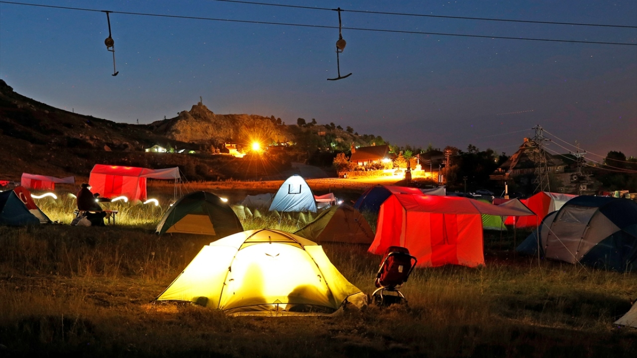 Etkinlik kapsamında kurulan çadırlardaki yerlerini alan katılımcılar, gece de gökyüzünü izleme fırsatı buldu.