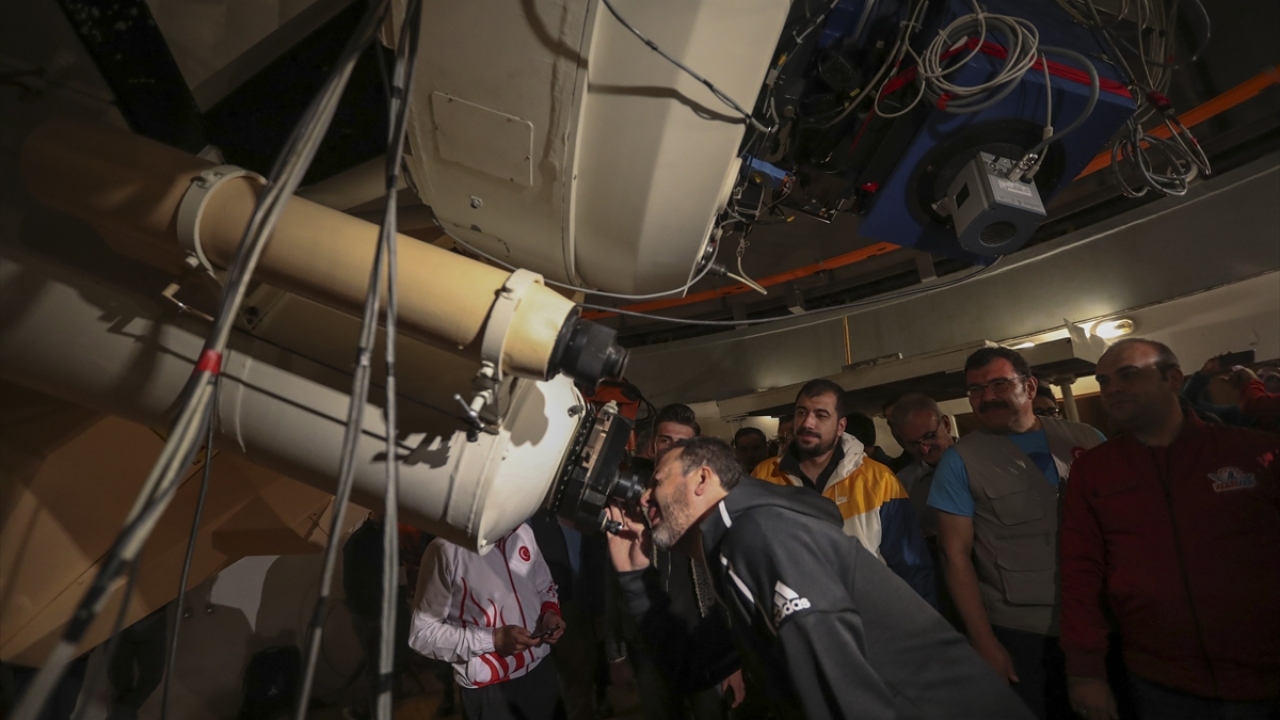 Programa katılan Gençlik ve Spor Bakanı Mehmet Muharrem Kasapoğlu, TUBİTAK Ulusal Gözlem Evi`nde incelemelerde bulundu.