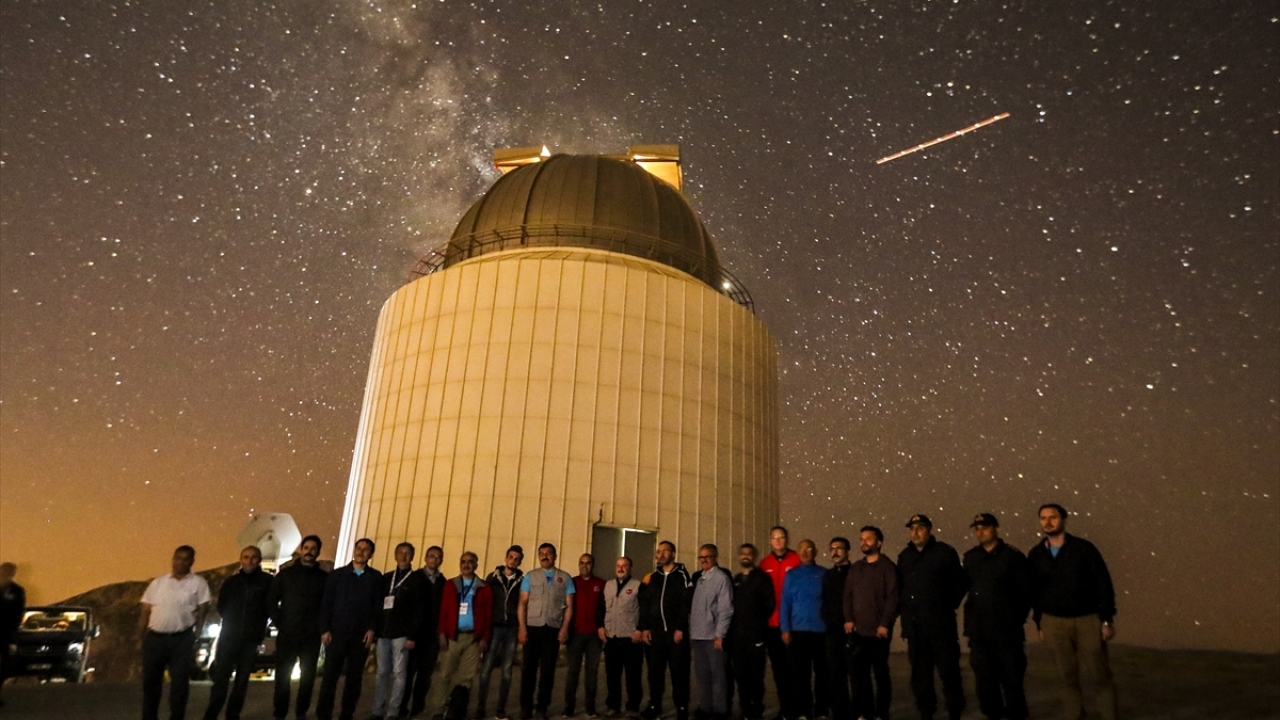 Programa katılan Gençlik ve Spor Bakanı Mehmet Muharrem Kasapoğlu (sağ10) ile Sanayi ve Teknoloji Bakanı Mustafa Varank (sağ 11), katılımcılarla hatıra fotoğrafı çektirdi.