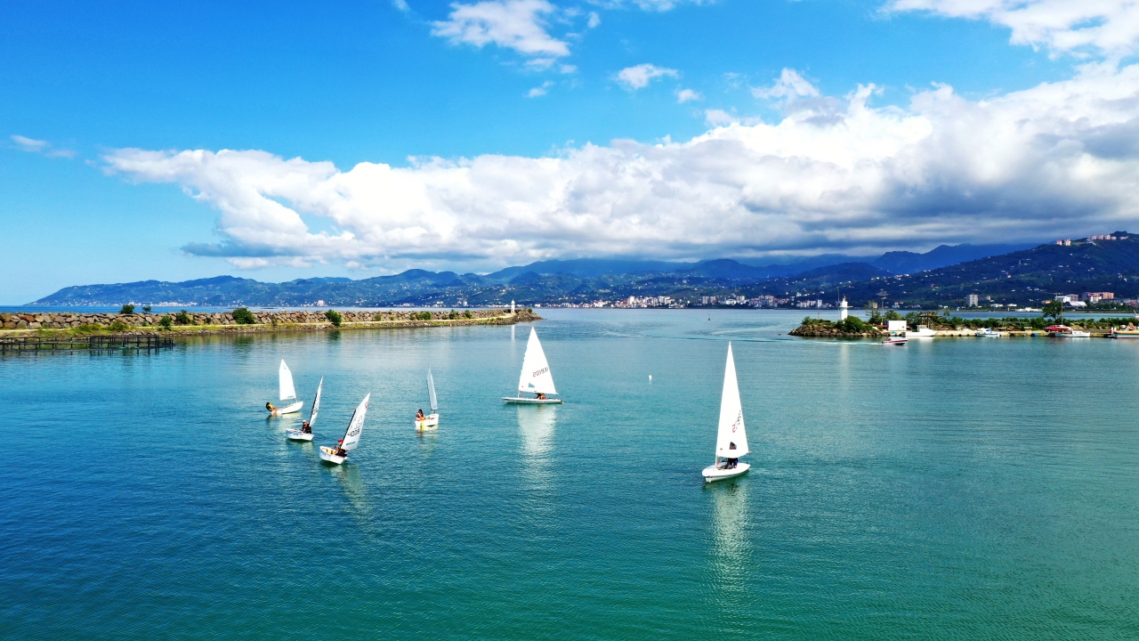 Zaman zaman yelkenli yatların demirlediği kentte, Beşikdüzü Yelken Kulübü çatısı altında bir araya gelen gençler de yelken ve kano yaparak Karadeniz`in serin sularının tadını çıkarıyor. 
