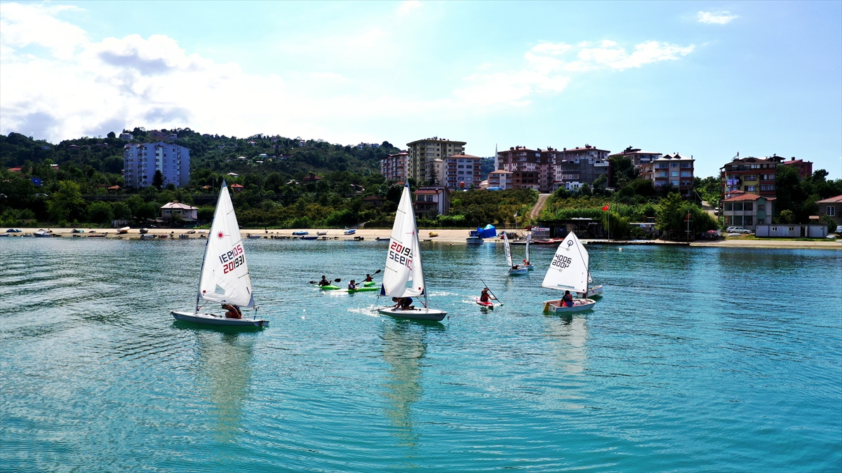 Günün erken saatlerinde Beşikdüzü limanında kanolarına binen gençler, saatlerce denizde kürek çekiyor. 
