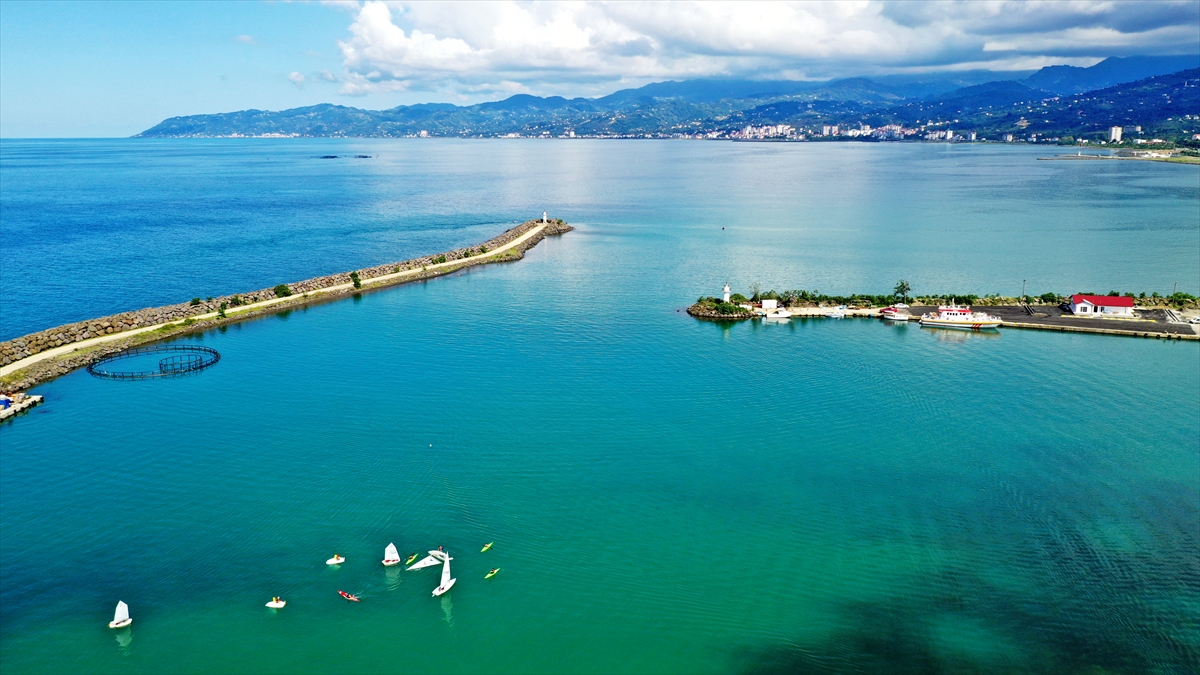 Ellerinin su toplamasına ve kanamasına aldırış etmeyen gençler, akarsu yerine denizde antrenman yaparak katıldıkları yarışmalarda da Türkiye birinciliği gibi önemli başarılara imza atıyor. 