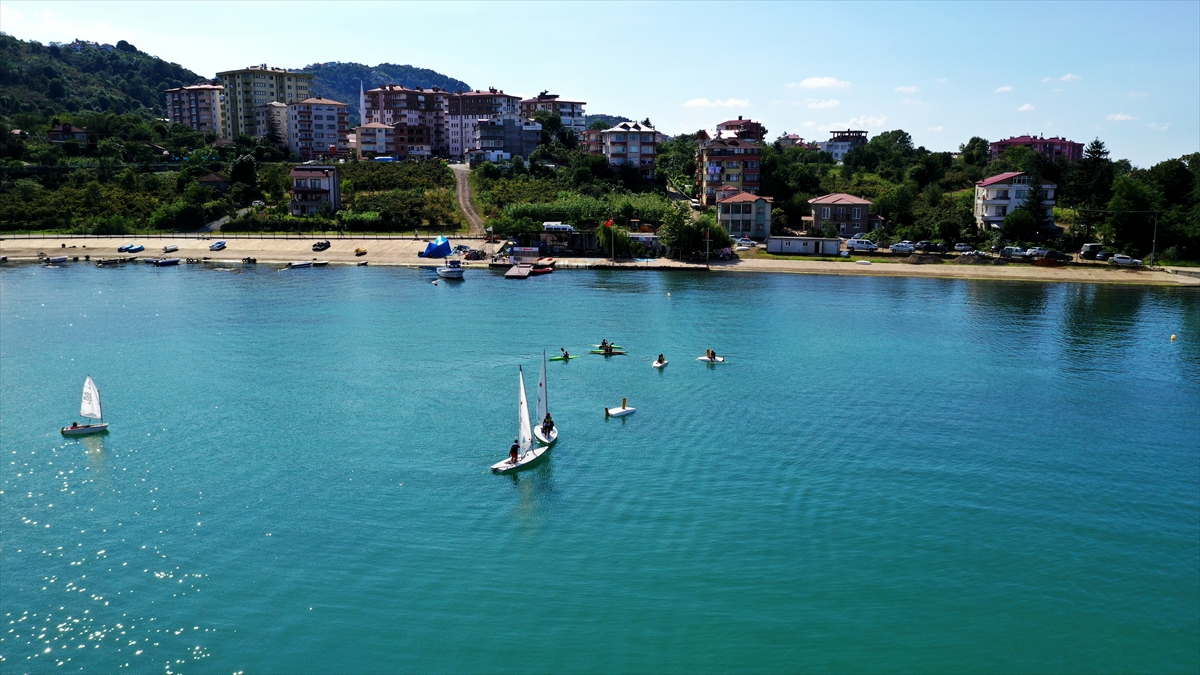 Doğanın tüm güzelliklerini bünyesinde barındıran Karadeniz`de demirleyen yelkenli yatlar, kano ve yelkenciler ise adeta görsel şölen sunuyor. 