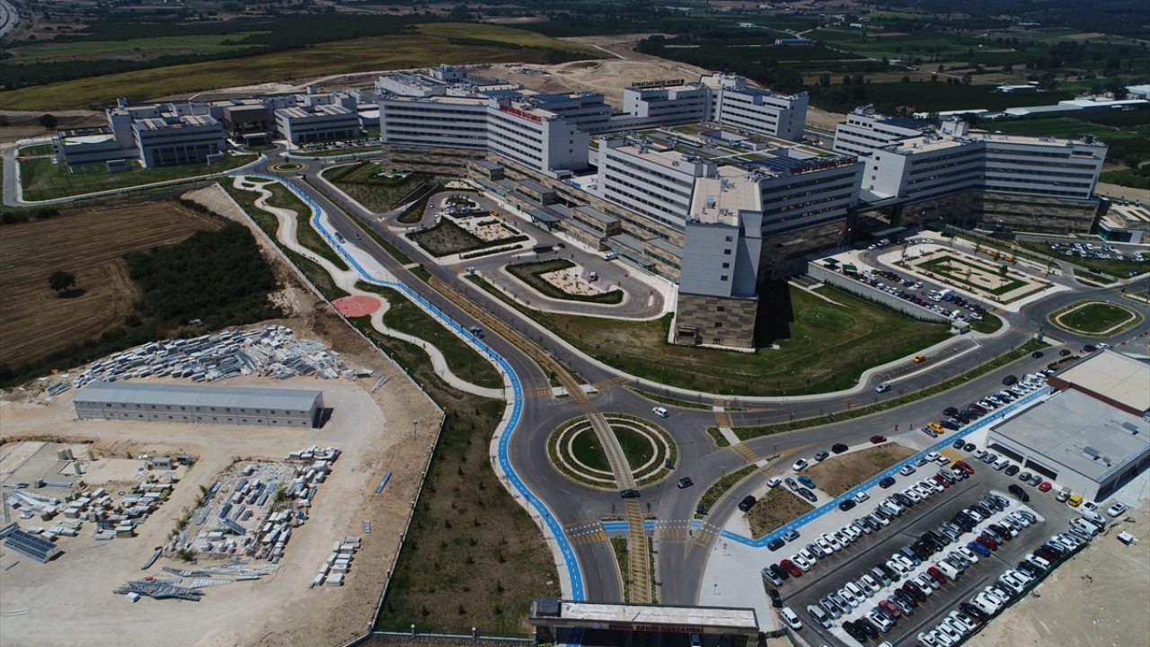 Bursa İl Sağlık Müdürü Dr. Özcan Akan da Bursa Şehir Hastanesinin Çanakkale, Balıkesir, Yalova ve Bilecik`i içine alan yaklaşık 6 milyonluk bir bölgeye hitap edecek şekilde planlandığını söyledi.