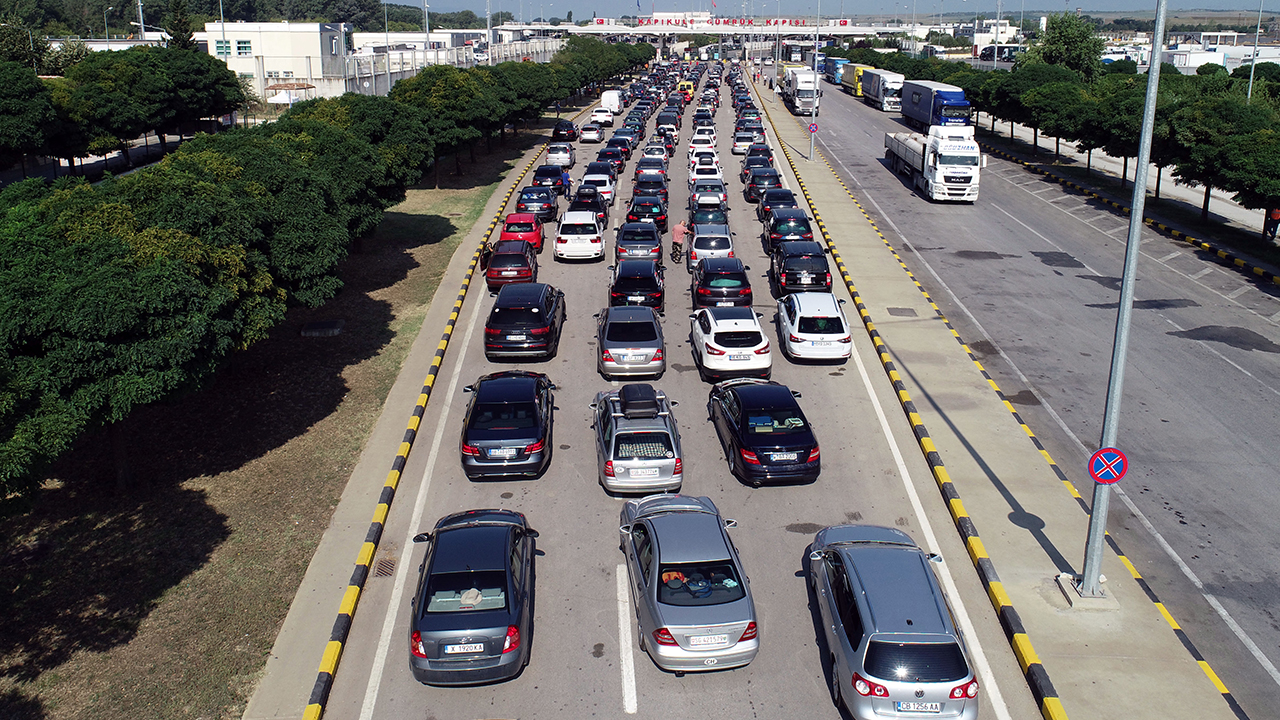 Kapıkule`nin girişinde yaşanan yoğunluğu önlemek için Edirne Emniyet Müdürlüğü ekipleri çeşitli önlemler aldı.
