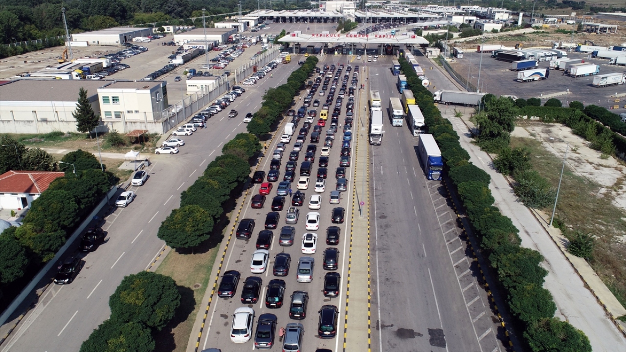 Polis ekipleri, sınır kapısı önünde oluşan yoğunluğun kısa sürede azalması ve araçların düzenli şekilde işlemlerini yapabilmesi için yönlendirme yaptı.