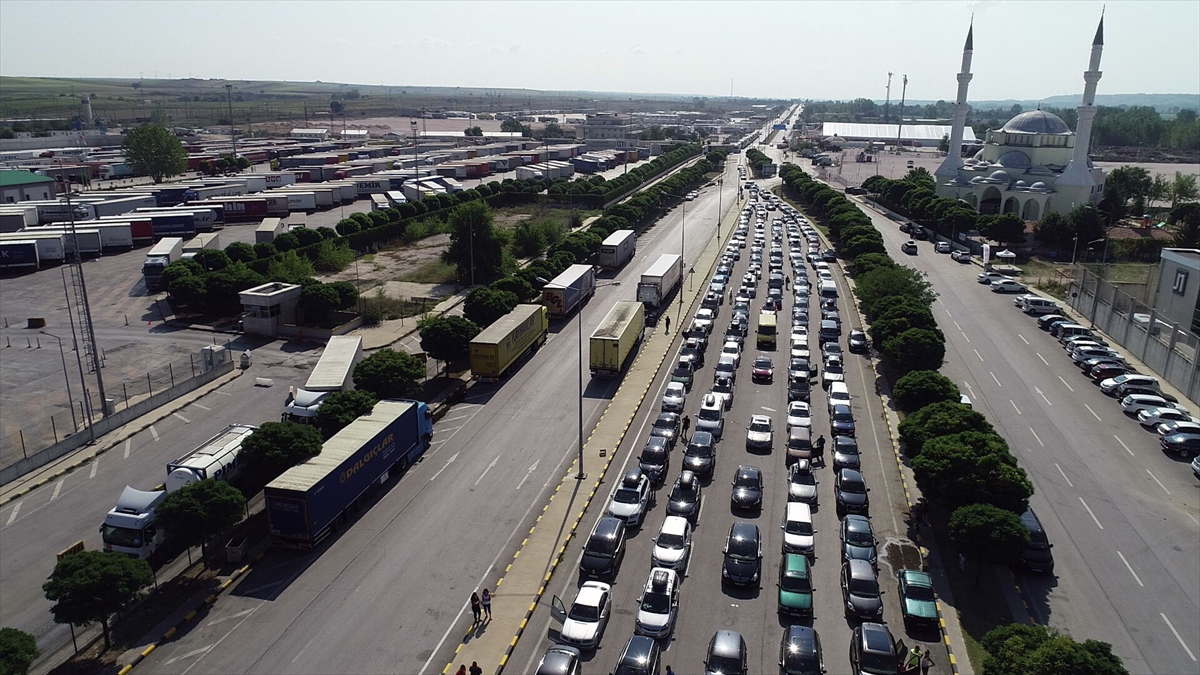 Geçen yıl temmuz ayında Kapıkule Sınır Kapısı`ndan 944 bin 940 gurbetçi Türkiye`ye giriş yaparken, bu yıl temmuz ayında 1 milyon 10 bin 204 gurbetçi giriş yaptı.
