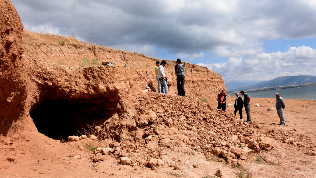 Doç. Dr. Ahmet Cem Erkman, yaptığı açıklamada, Kültür Varlıkları ve Müzeler Müdürlüğünün izni ile Hirfanlı Baraj Gölü kıyısındaki kazılara 2015 yılından bu yana devam ettiklerini söyledi.