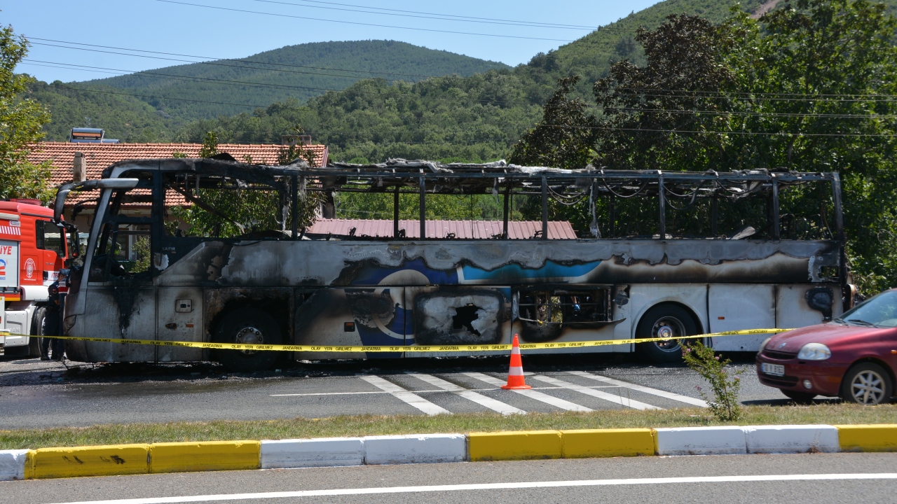 Balıkesir- Edremit karayolu üzerindeki İvrindi ilçesinin kırsal Gökçeyazı Mahallesi yakınlarında bir yolcu otobüsünde saat 14.00 sıralarında yangın çıktı.