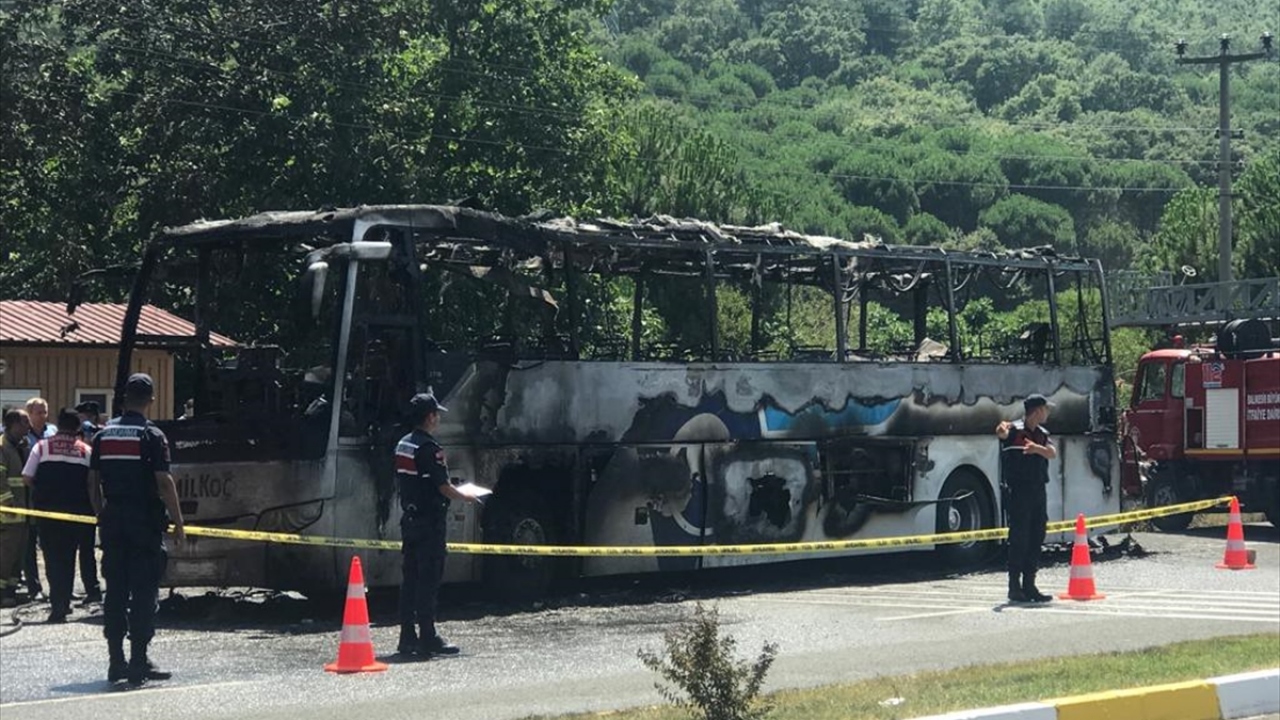 İhbar üzerine bölgeye itfaiye ve sağlık ekipleri sevk edildi. İçinde çok sayıda yolcunun bulunduğu belirtilen otobüsteki yangına, itfaiye ekipleri müdahale etti.