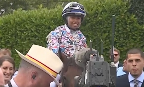 Hatice Mellah İngiltere'nin ilk başörtülü jokeyi oldu