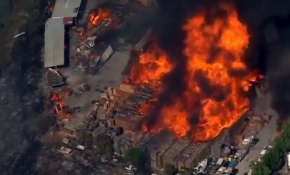 California'daki orman yangını alet tershanesine sıçradı