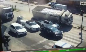 Freni patlayan tır 6 otomobile çarparak devrildi