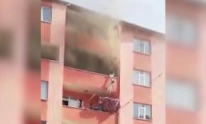 Çocuklarını yangından battaniyeye atarak kurtardı