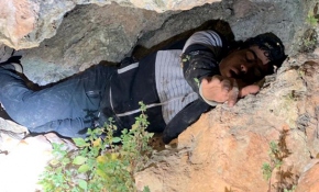 Polis kurtardığı yaralıyı ambulansa kadar sırtında taşıdı