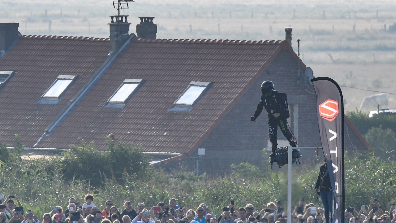 Aslında Zapata`nın amacı Louis Bleriot`un kanalı uçakla ilk geçişinin yıl dönümü olan 25 Temmuz`da bu hayalini gerçekleştirmekti. 