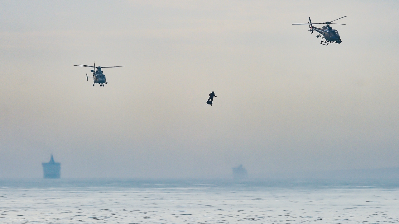 Ancak, yakıt ikmali için tekneye ulaşmaya çalışırken suya düşünce başaramadı. 