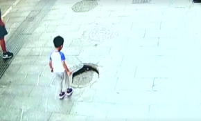 Kanalizasyon deliğine düşen çocuk ölümden döndü