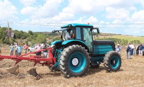 Bakan Pakdemirli, ilk yerli elektrikli traktörü test etti