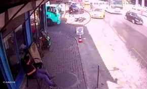 Taksinin çarptığı motosikletli kamyonun altında kalmaktan kıl payı kurtuldu