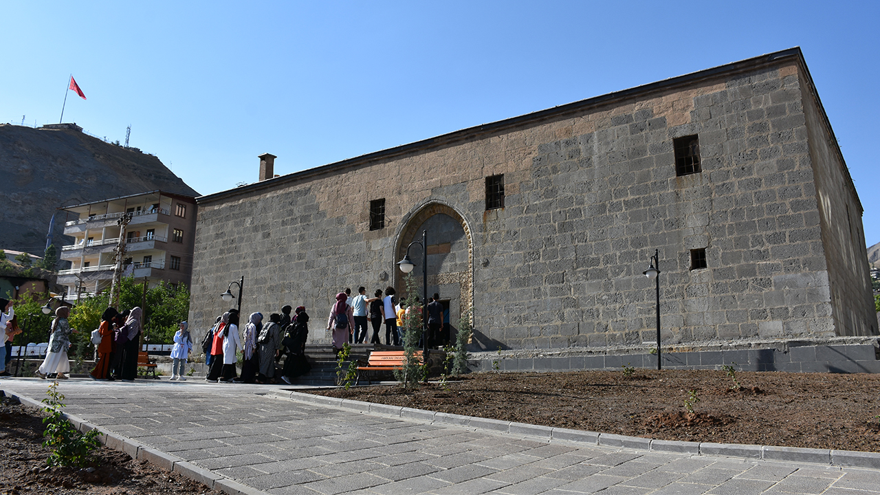 Biçer Mahallesi`nde 1700-1701 yıllarında dönemin Hakkari bölge yöneticisi İzzeddin oğlu İbrahim Bey tarafından inşa edilen medrese, 1984 yılında Vakıflar Genel Müdürlüğünce restore edildi.