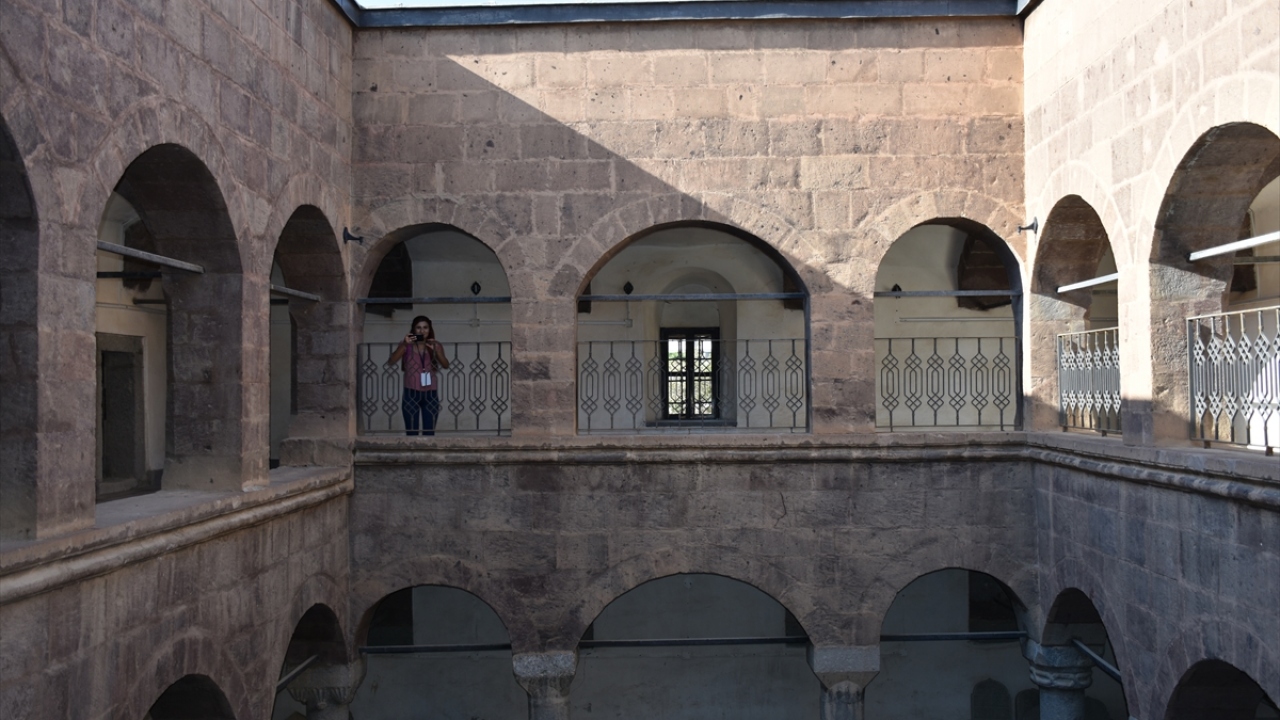 Etraftaki arazilerin istimlak edilmesiyle alanı 4 bin 300 metrekareye çıkarılan medresenin bahçesinde, kentin kültürünü yansıtan, içinde kafeterya ve sergi salonu bulunan Kültür Evi inşa edildi. 