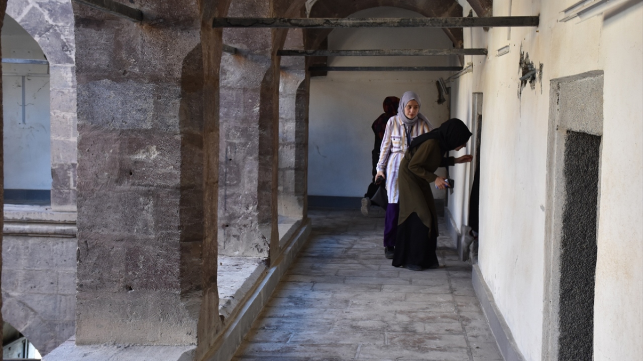Birinci etap çalışmaları tamamlanan medrese, yeni yüzüyle ziyaretçilerini ağırlamaya başladı.