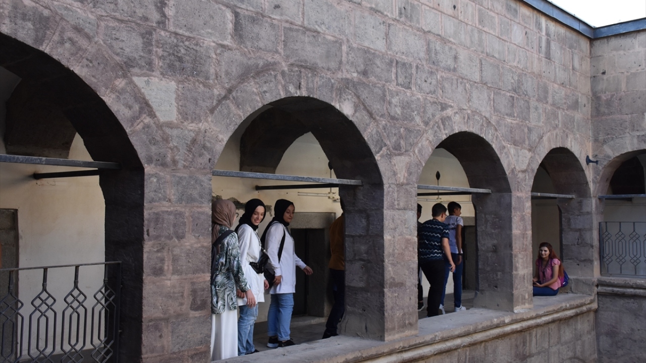 Medreseyi görmeye gelen çok sayıda kişi, öğretim görevlileri eşliğinde medresenin avlusunu, sınıflarını ve diğer bölümlerini gezerek bilgi aldı.