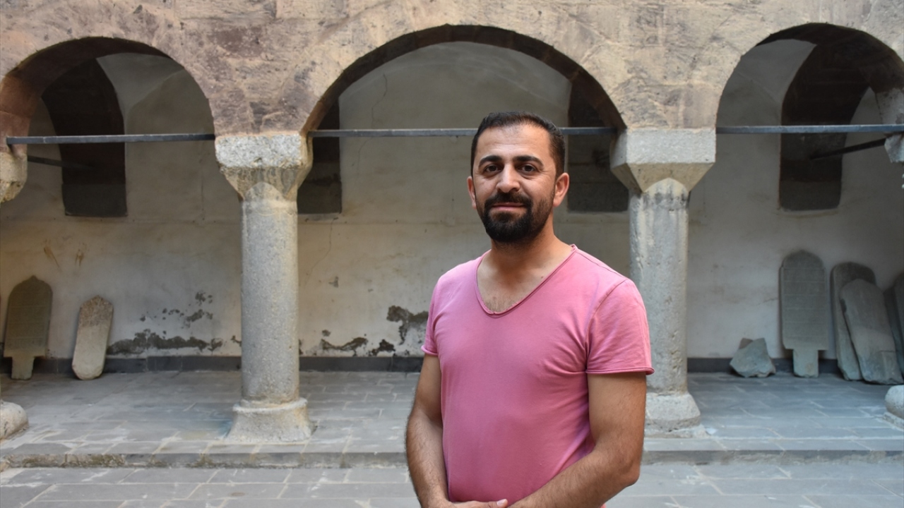 Hakkari Üniversitesi Öğretim Görevlisi ve Proje Koordinatörü Murat Adıyaman, yaptığı açıklamada, medresenin, bölgede ayakta kalan en önemli eserlerden biri olduğunu söyledi. 