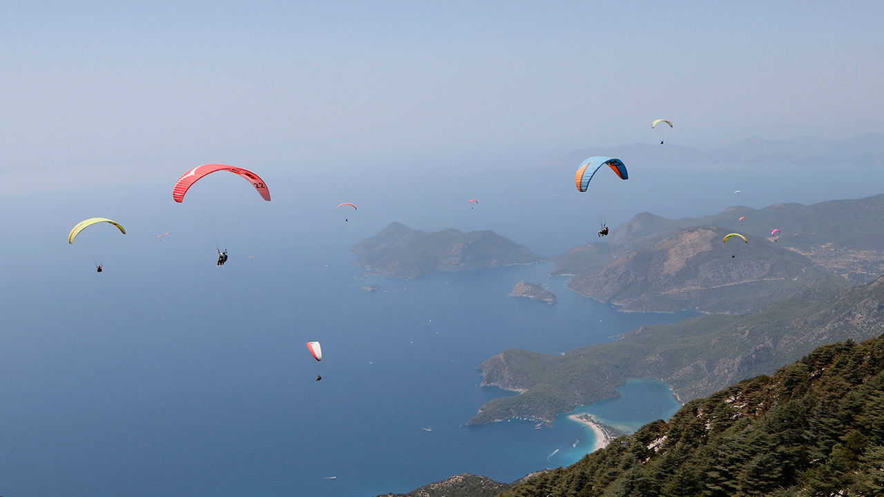 Ölüdeniz Mahallesi`ndeki 1965 rakımlı Babadağ, her yıl binlerce yerli ve yabancı turiste yamaç paraşütüyle adrenalin dolu müthiş bir manzara keyfi yaşatıyor.