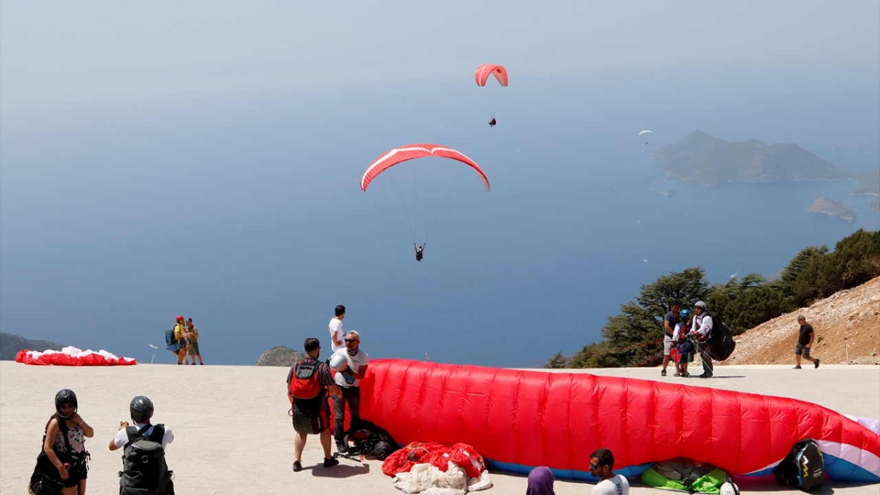 Her yıl on binlerce macera tutkununun atlayış yaptığı Babadağ, Kurban Bayramı tatilinde de yerli ve yabancı turistleri ağırlamaya hazırlanıyor.
