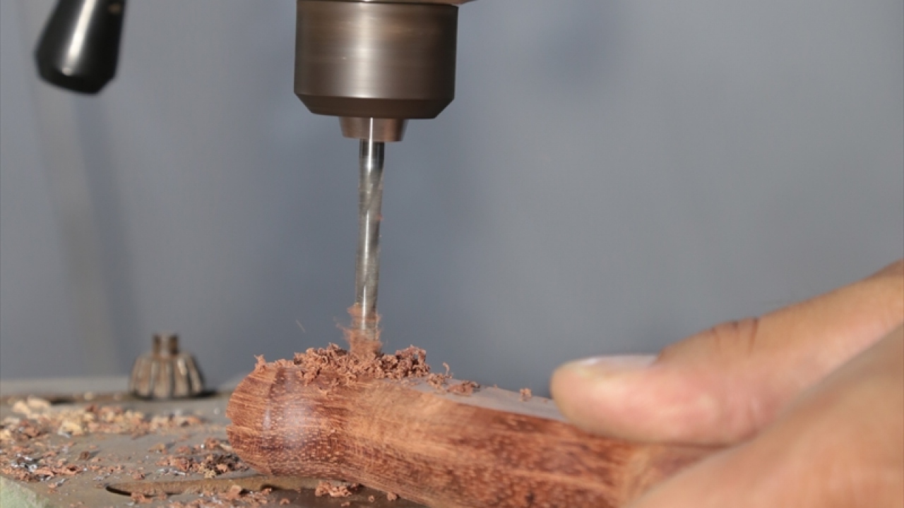 Bıçağın sap kısmında, geleneksel olarak işlenen manda, koç ve keçi boynuzu ile şimşir ağacının yanı sıra fiber veya plastik malzemeler kullanılıyor. 