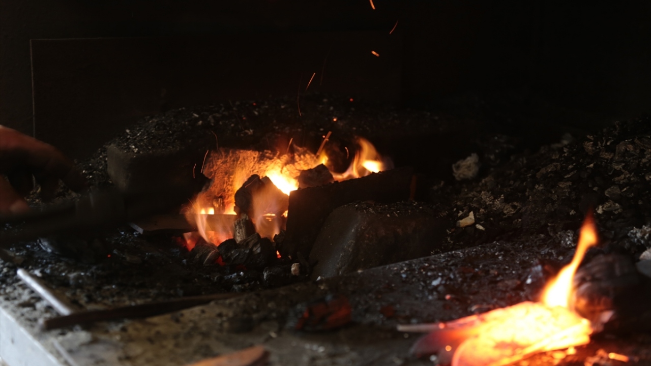 Hartlap Mahallesi`nin en eski bıçakçılarından Bahattin Çelik, yaptığı açıklamada, "Yaklaşık 2 asır önce başlayan bıçakçılık zanaatını, beşinci kuşak 3 kardeş olarak devam ettiriyoruz." dedi.