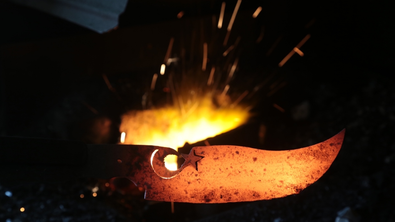 Yüzde yüz el yapımı, paslanmaz çelikten bıçak ürettiklerini anlatan Çelik, burada hazırlanan bıçakları, kent merkezinin yanı sıra Türkiye`nin diğer illerine ulaştırdıklarını ifade etti.