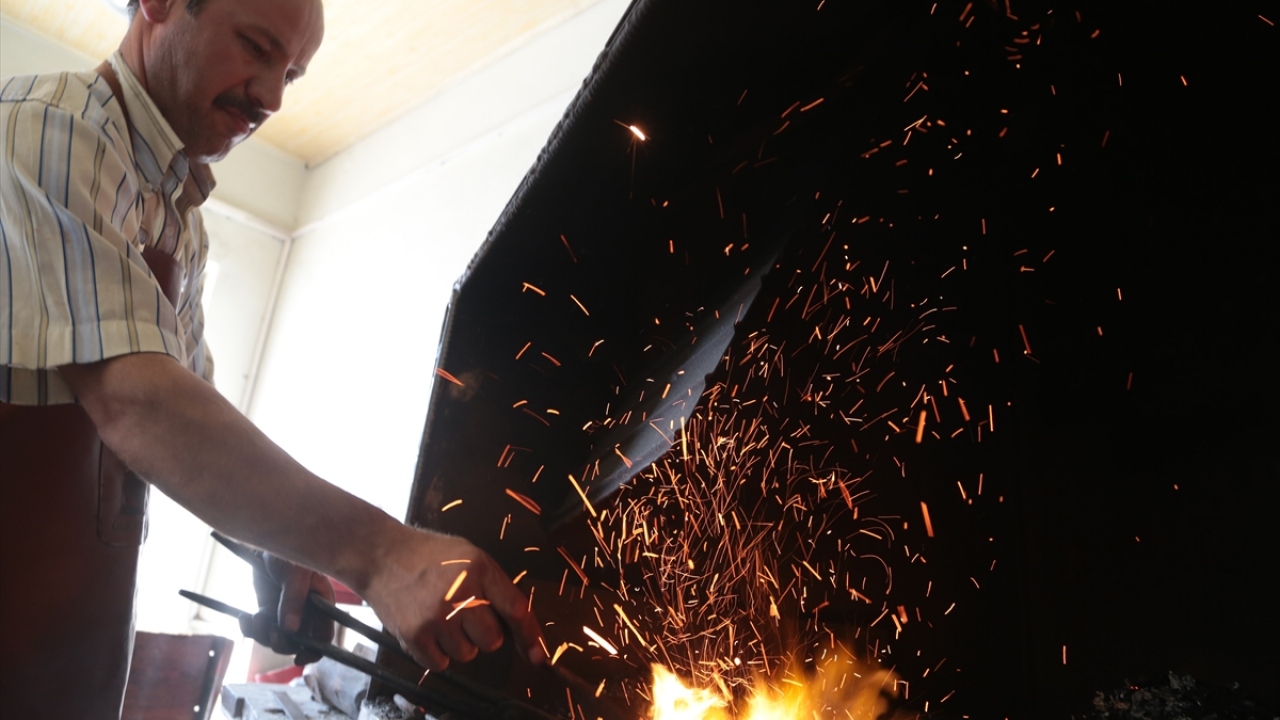 Diğer bıçak ustası Ökkeş Çelik ise yaklaşan Kurban Bayramı dolayısıyla bıçağa talebin arttığını kaydetti.