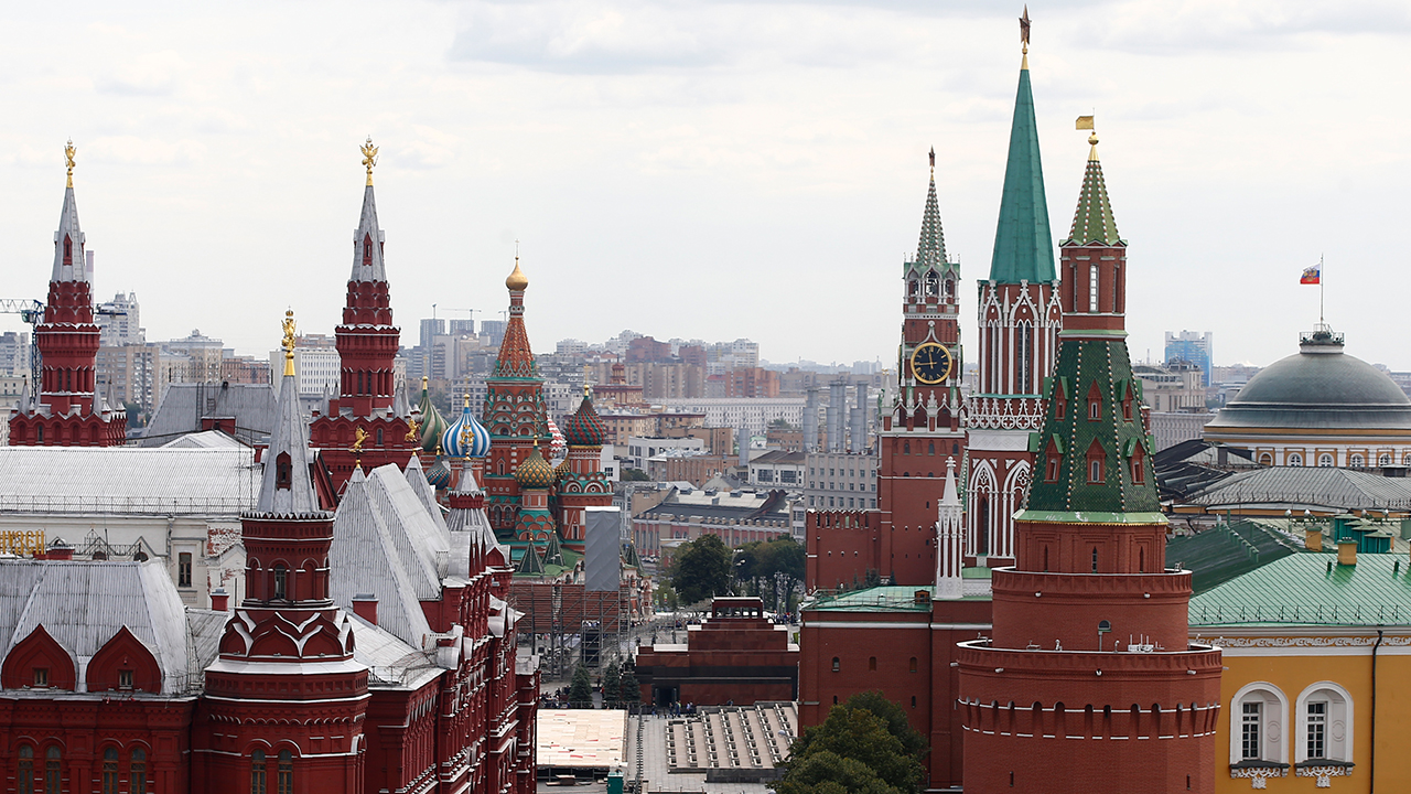 Dışişleri Bakanlığından yapılan açıklamada, Rusya ile yürütülen vize istişareleri çerçevesinde, karşılıklı olarak resmi pasaport hamillerine vize muafiyeti sağlandığı hatırlatıldı.