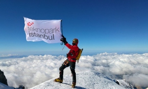 Avrupa'nın en yüksek noktasına tırmandılar