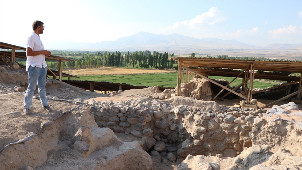 Geçen sene ortaya çıkarılan Helenistik döneme ait 2 bin 100 yıllık tapınağın yanındaki meydanda, çukurlarda, geç Helenistik döneme ait olduğu tahmin edilen biri yıpranmış diğeri sağlam iki kartal heykeli bulundu.