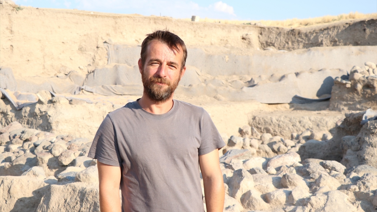 Kazı Başkan Yardımcısı ve Dokuz Eylül Üniversitesi Araştırma Görevlisi Burak Yolaçan da geçen sene büyük bir kartal heykeli bulduklarını, bu yıl da ona çok benzeyen biraz daha ufak iki kartal heykeline ulaştıklarını aktardı.