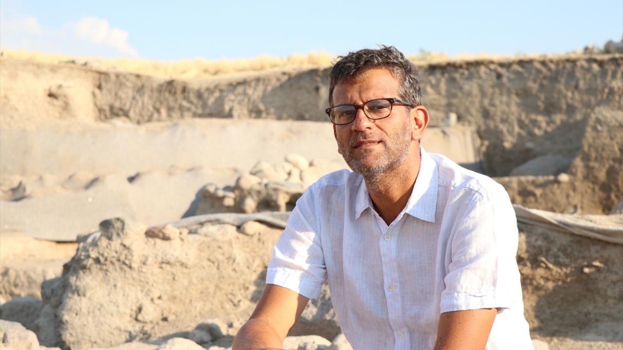 Kazı Başkanı ve New York Üniversitesi Öğretim Üyesi Prof. Dr. Lorenzo D`Alfonso, yaptığı açıklamada, Kınık Höyük`te kazıların 2011`de başladığını ve her yıl devam ettiğini söyledi.