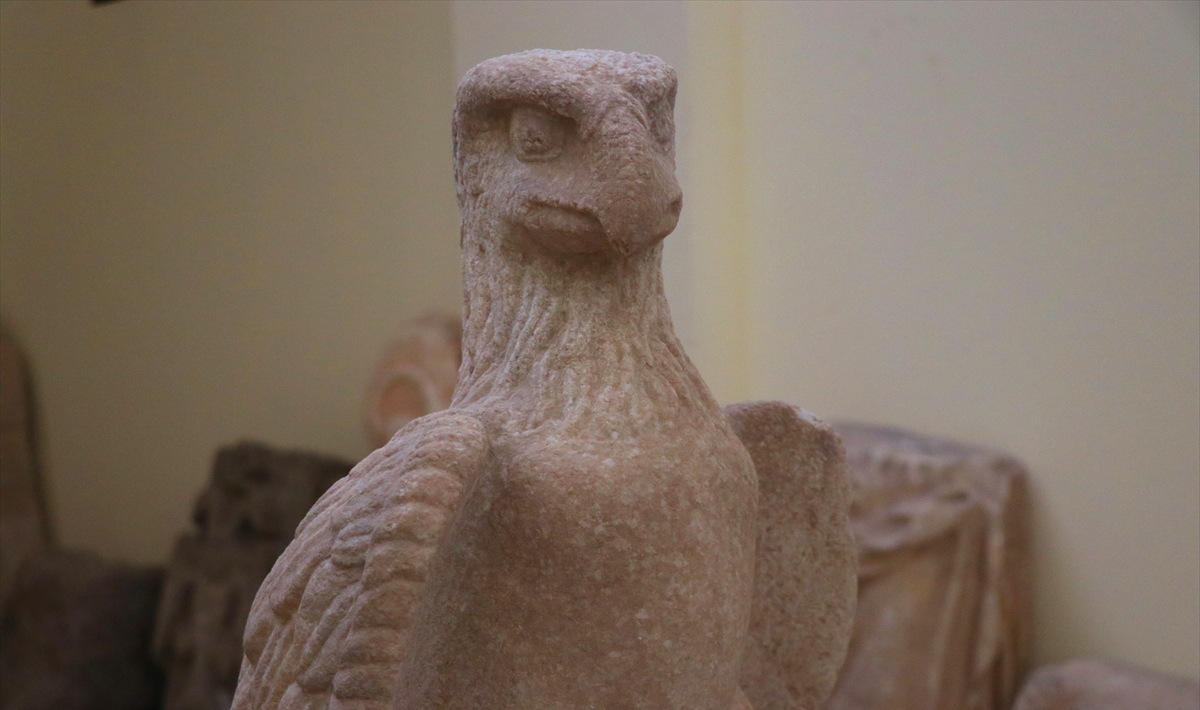 "Zeus tapınımıyla alakalı heykeller"