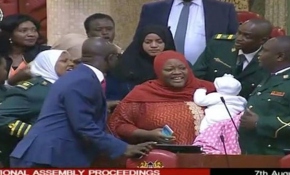 Parlamentoya bebeğiyle gelen milletvekili dışarı çıkarıldı