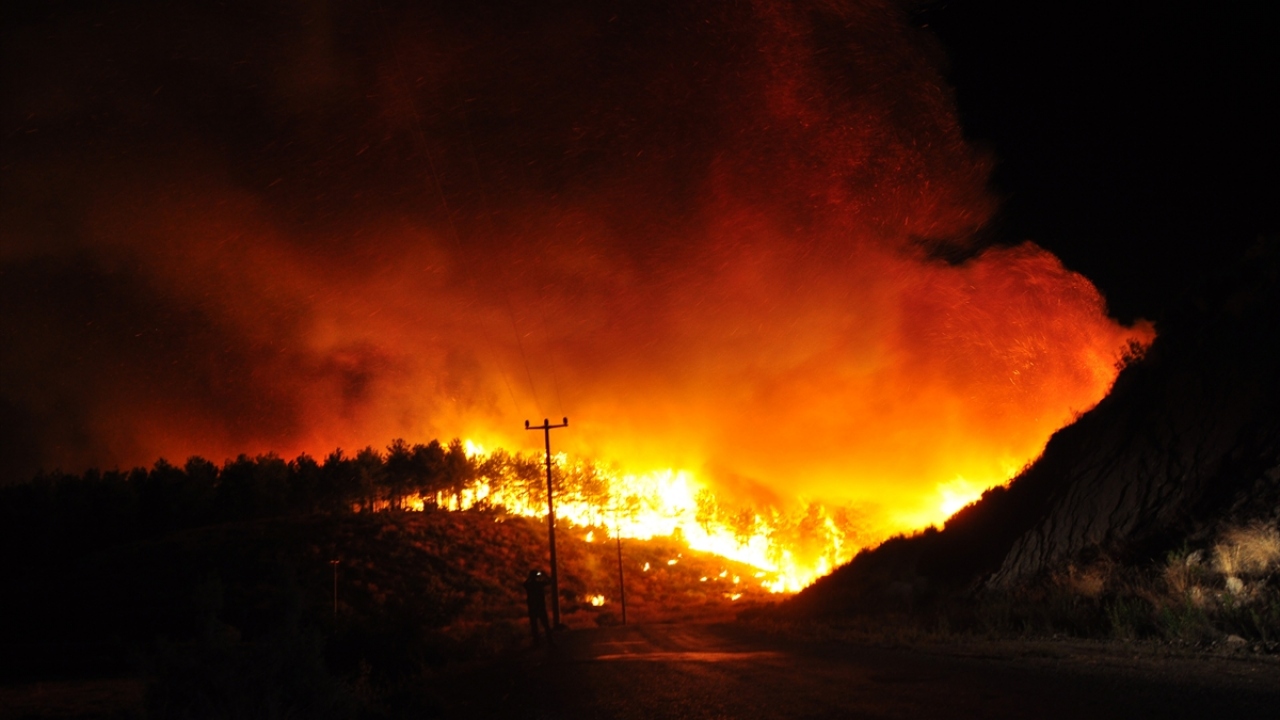 Yangına Antalya ve çevre ilçelerden sevk edilen arazöz, itfaiye araçları ve çok sayıda orman işçisiyle müdahale ediliyor.